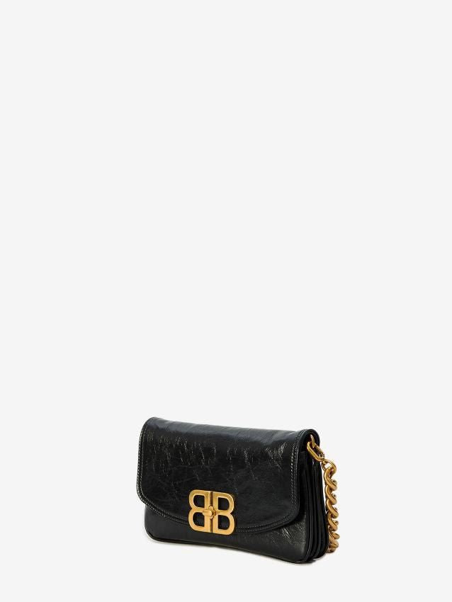 1000 BALENCIAGA BALENCIAGA BB SOFT SMALL FLAP BAG IN CALF LEATHER. 
REMOVABLE 89.9CM ADJUSTABLE SHOULDER STRAP. 
REMOVABLE 20.3CM GOLD CHAIN. 
AGED GOLD BB LOGO. 
SWIVEL CLASP. 
1 MAIN COMPARTMENT. 
1 INSIDE